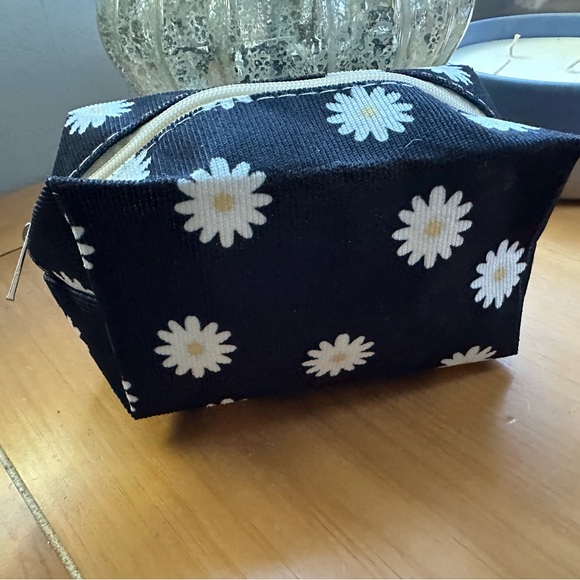 NWOT Daisy Makeup Cosmetic Bag - Picture 2 of 4